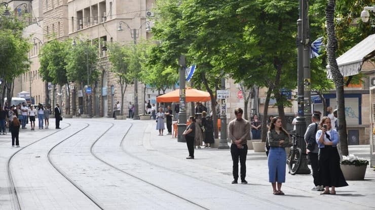 אזרחים עוצרים את הרכבים ועומדים בזמן צפירת יום השואה