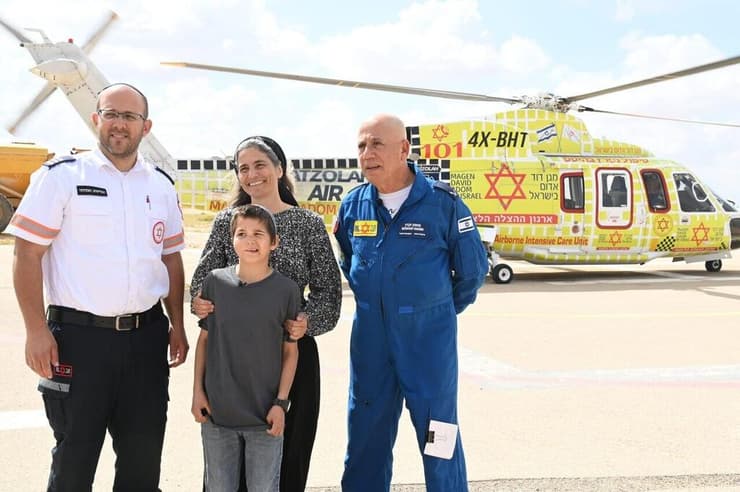 "אני מאוד מתרגש. זאת זכות. זאת השליחות שלנו". אלישיב אמיתי ומושון וקנין במפגש עם יהודה נאמן, שאותו הצילו, והאם יעל (צילום: הרצל יוסף) אלישיב אמיתי ומושון וקנין פרמדיקים של מד"א במפגש עם יהודה נאמן שאותו הצילו לאחר תאונה קשה והאם יעל