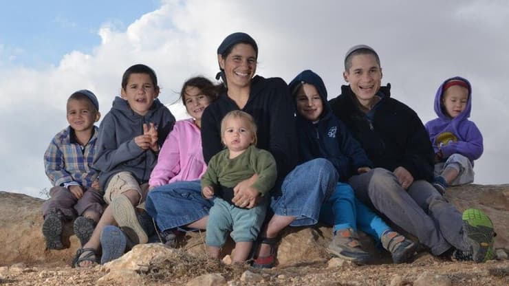 "זה לא אותו דבר כשהוא לא בבית". ד"ר איתן נאמן ז"ל שנהרג בלחימה לאחר טבח 7 באוקטובר, אלמנתו יעל ושבעת ילדיהם (צילום: אלבום משפחתי) ד"ר איתן נאמן ז"ל שנהרג בלחימה לאחר טבח 7 באוקטובר, אלמנתו יעל ושבעת ילדיהם