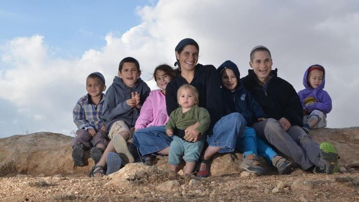 ד"ר איתן נאמן ז"ל שנהרג בלחימה לאחר טבח 7 באוקטובר, אלמנתו יעל ושבעת ילדיהם