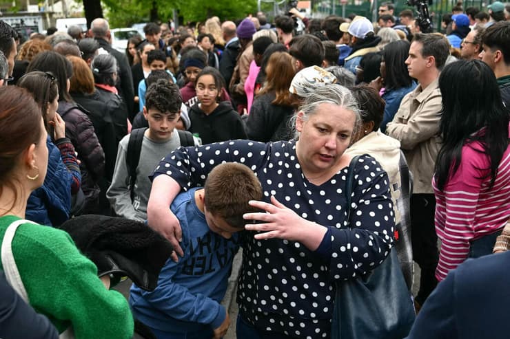 צרפת מסע דקירות בית ספר נערה נרצחה