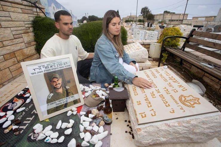 תמר ויובל נזרי על הקבר של גיא ז"ל אחיהם
