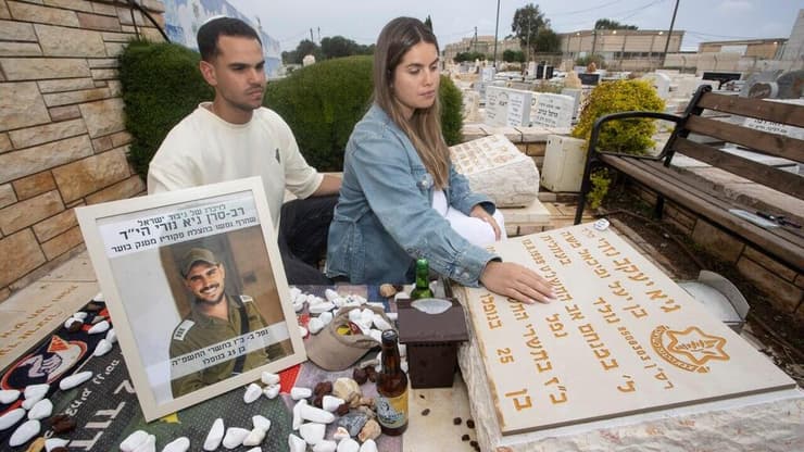 תמר ויובל נזרי על הקבר של גיא. "קשה להתרגל לחיים בלעדיו" (צילום: גיל נחושתן) תמר ויובל נזרי על הקבר של גיא ז"ל אחיהם