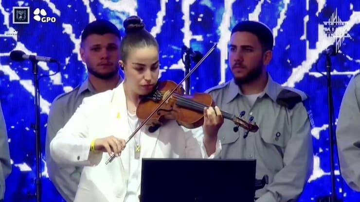 אגם ברגר מנגנת בכינור בטקס מצעד החיים בפולין