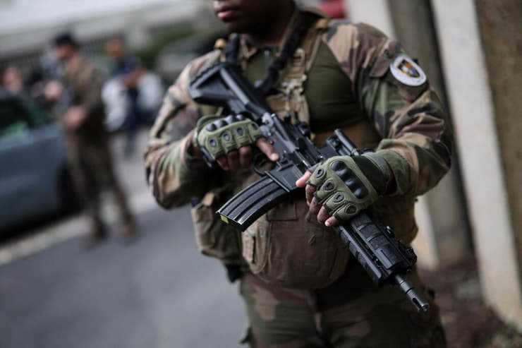 צרפת מסע דקירות בית ספר נערה נרצחה