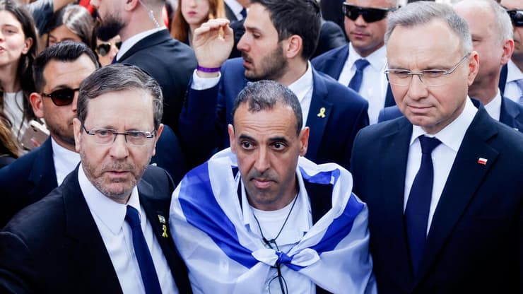 אלי שרעבי באושוויץ, לצד הרצוג ונשיא פולין. "עברתי זוועות - אבל בחרתי בחיים" (צילום: Wojtek RADWANSKI / AFP) מצעד החיים בפולין