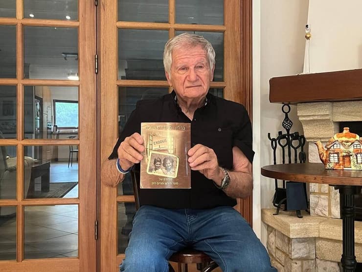 מוטי הירש עם ספר שכתב
