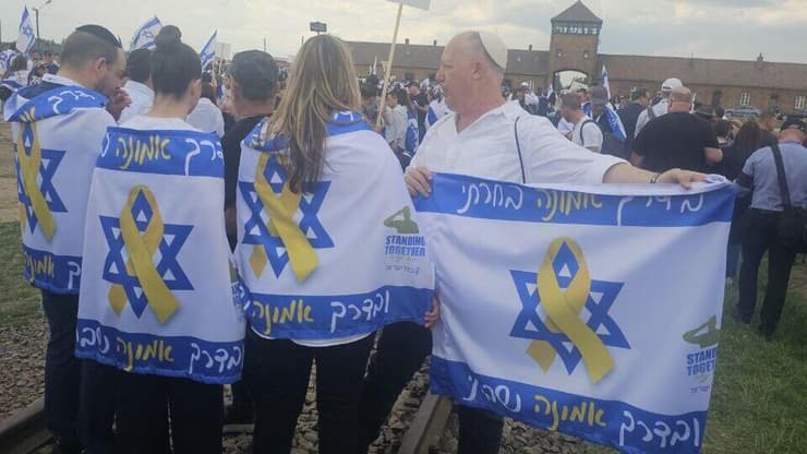 משפחתה של אגם ברגר בכניסה למחנה ההשמדה בירקנאו