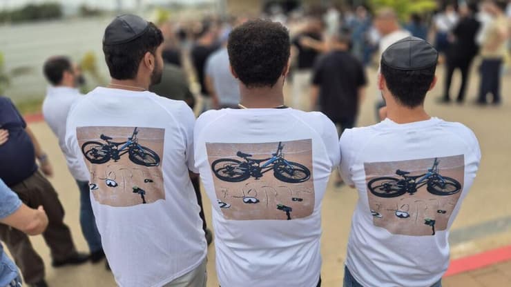 הלווייתו של ברק צח, שנהרג על ידי כריש בחוף חדרה