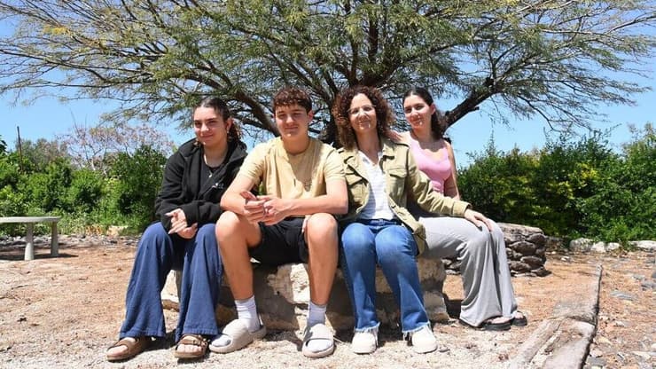 עינת וקס, אלמנתו של איש השב"כ עמית ז"ל, וילדיה דניאל, אוריה וטליה