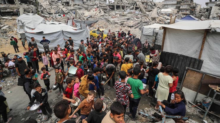 חלוקת מזון בבית לאהיה. "גורמים מצרים, אמריקנים וישראלים פועלים כדי לפתור את המצב ההומניטרי המסובך" (צילום: REUTERS/Mahmoud Issa) בית לאהיא