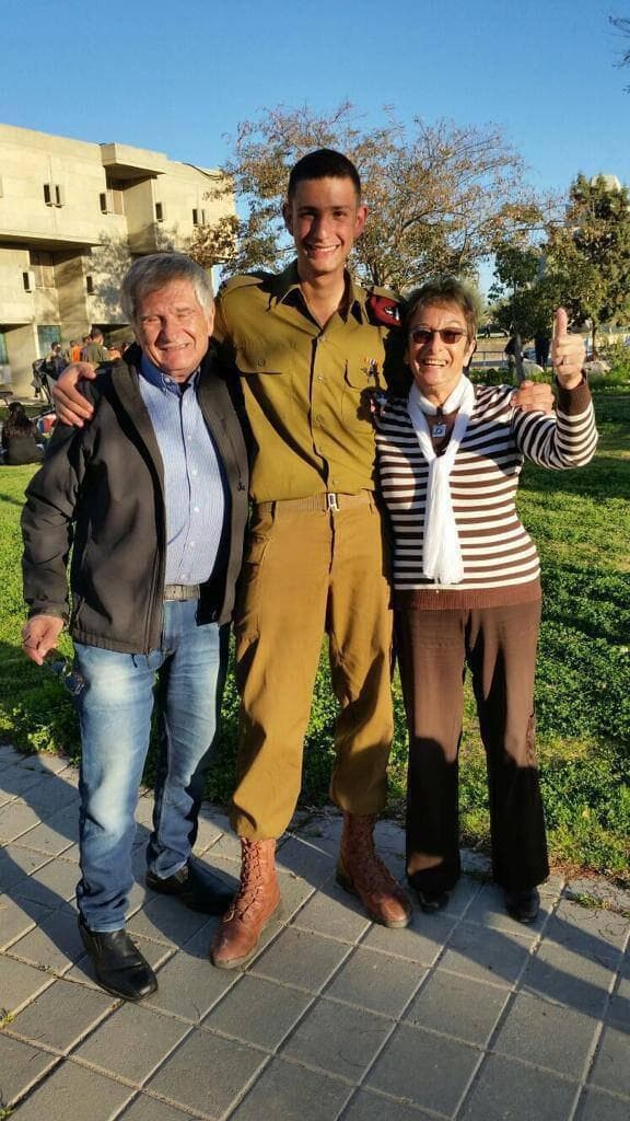 מוטי וברנדה הירש עם נכדם רס"ן רועי נגרי ז"ל, שנהרג בקרבות ב-7/10