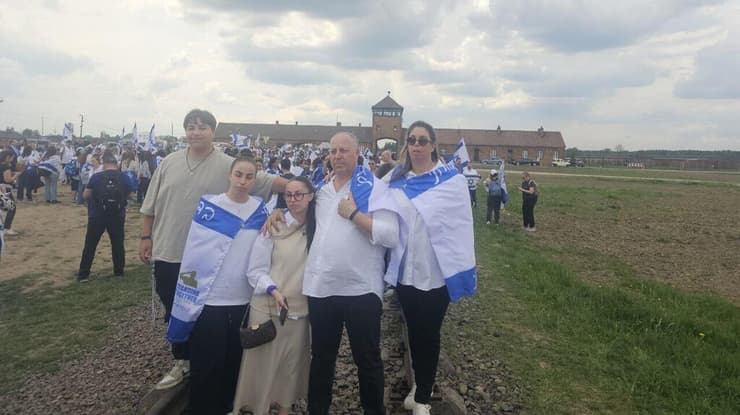 משפחתה של אגם ברגר בכניסה למחנה ההשמדה בירקנאו