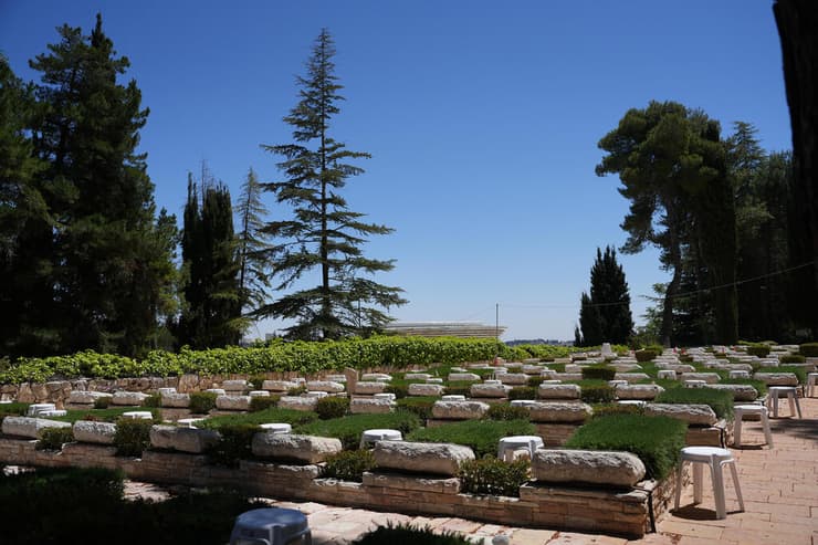 באמברגו 25.04 06:00 קברי חללים בהר הרצל