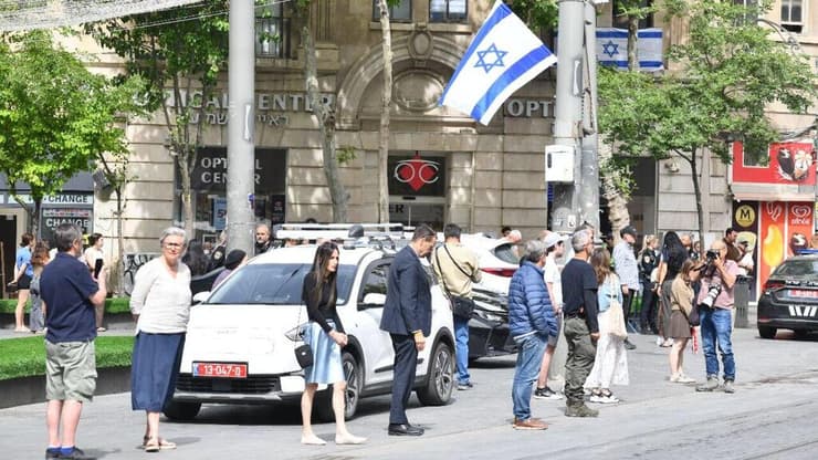 אזרחים עוצרים את הרכבים ועומדים בזמן צפירת יום השואה