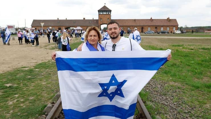 שורד השבי אלמוג מאיר ג'אן (צילום: זיו קורן) אלמוג מאיר ג'אן ואימו אורית במצעד החיים בפולין