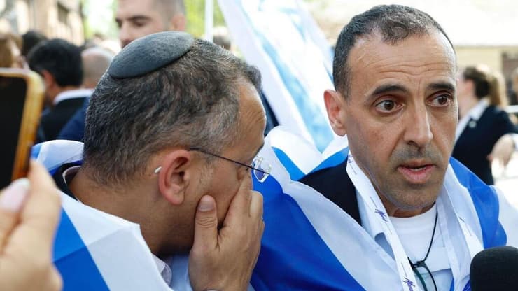 אלי שרעבי ואחיו שרון (צילום: זיו קורן) אלי שרעבי ואחיו שרון במצעד החיים בפולין