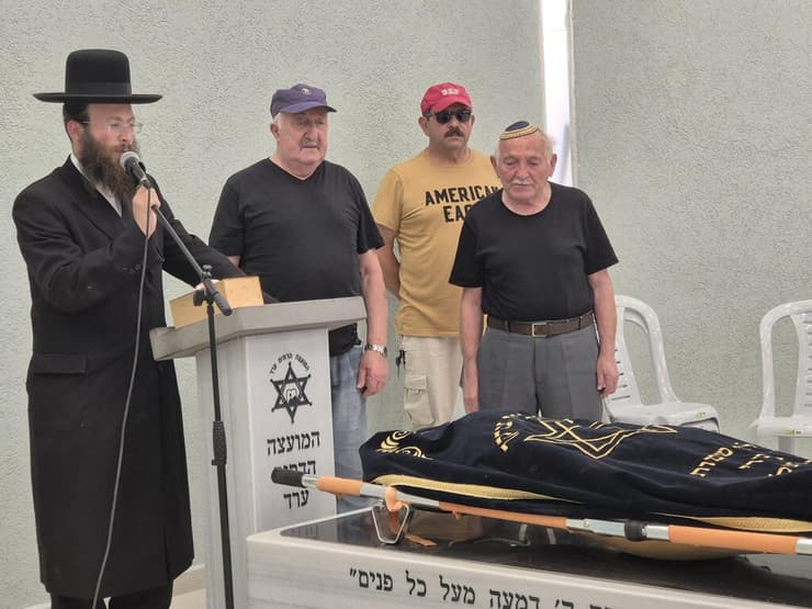 בניה של נחמה גרוסמן בהלוויה