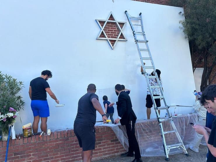 קיר בית הכנסת לאחר הסרת הכתובות קיר בית הכנסת לאחר הסרת הכתובות