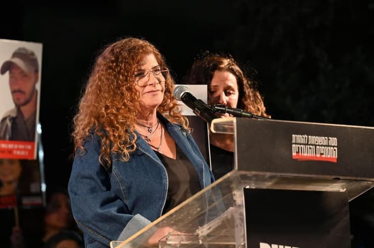 מירב טל, שורדת שבי חמאס, נואמת בעצרת כיכר החטופים