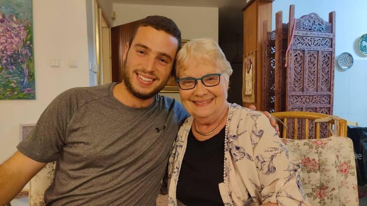 חדוה צוק עם נכדה רס"ן רועי צ'אפל (באדיבות המשפחה) חדוה צוק ז"ל עם נכדה רס"ן רועי צ'אפל ז"ל