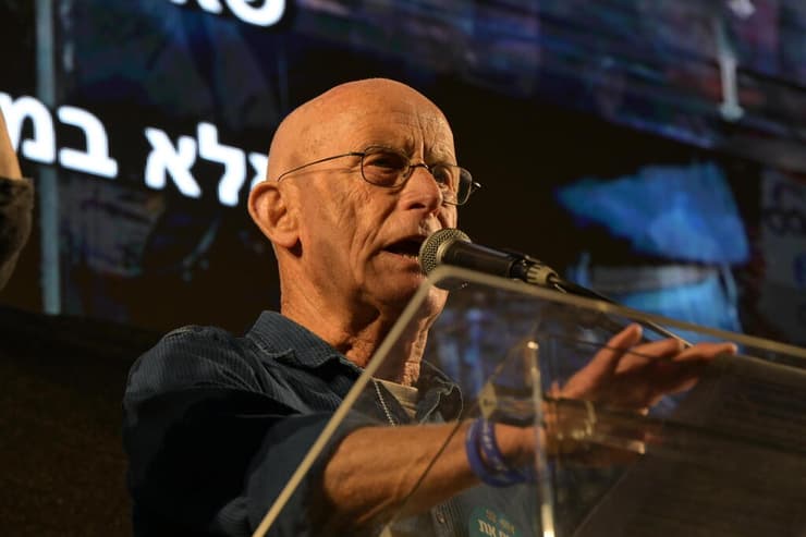 אילון בעצרת בתל אביב ( צילום: יובל חן) הפגת מחאה בהבימה, ת"א