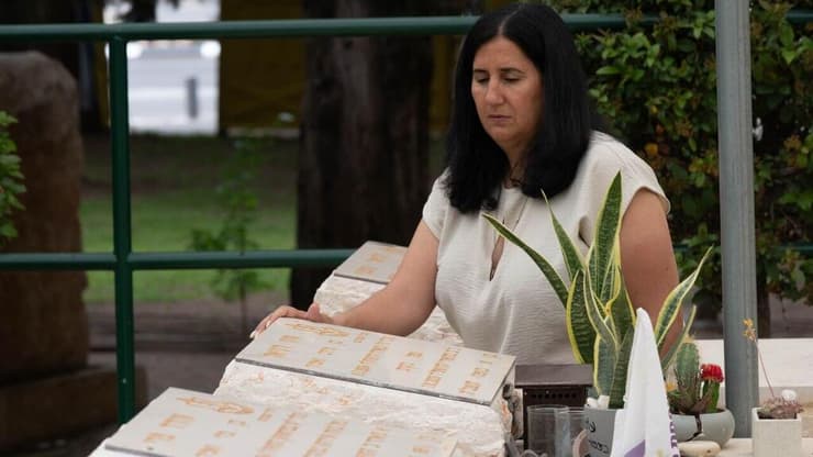 מירב דניאל על קברו של בנה עוז, שגופתו לא הושבה לישראל