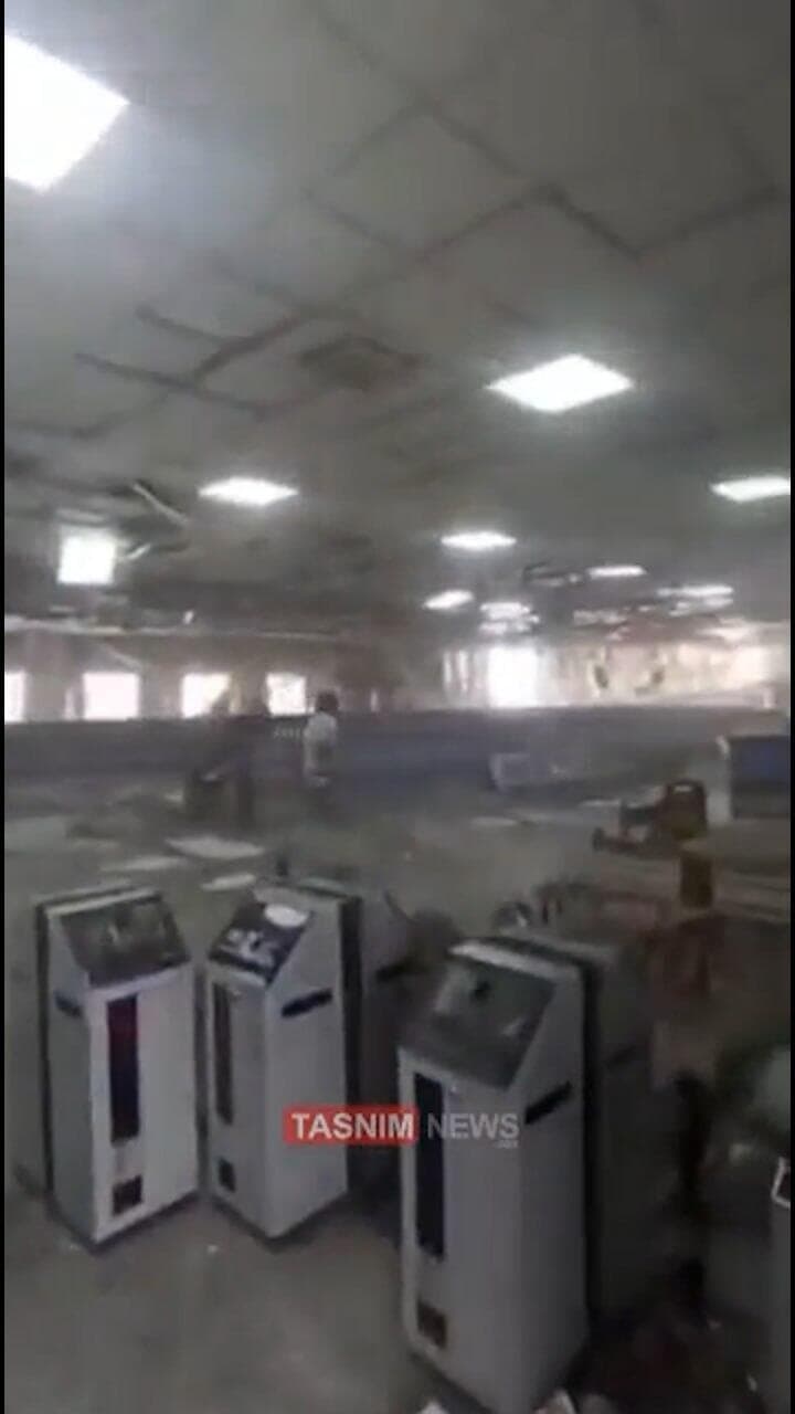 ההרס בתוך המבנה שנפגע פיצוץ באיראן בנמל בנדר עבאס