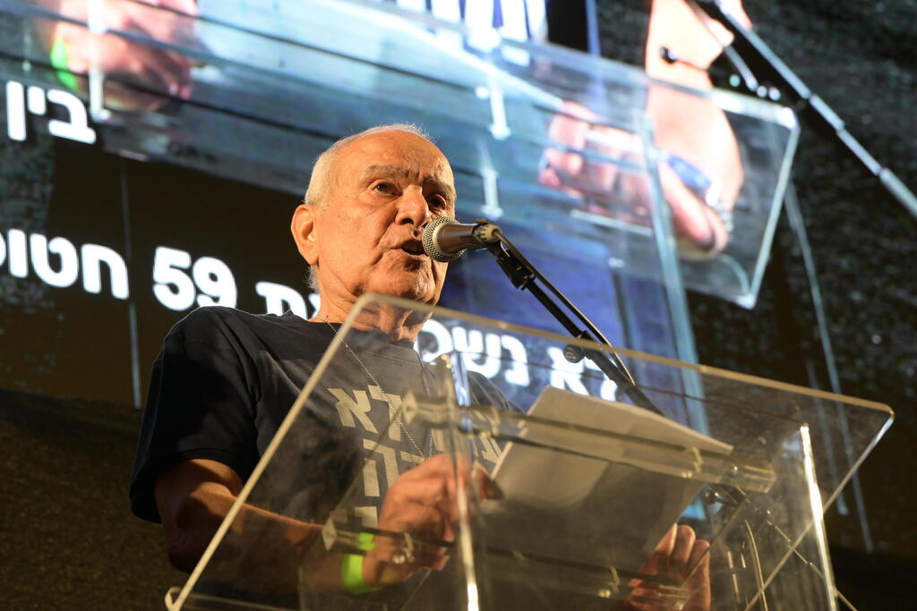 דן חלוץ נואם (צילום: יובל חן) הפגת מחאה בהבימה, ת"א