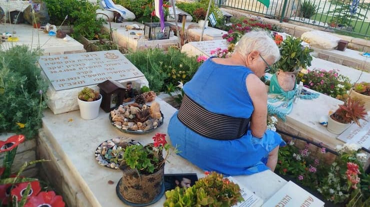 צוק בקבר של נכדה רס"ן צ'אפל (באדיבות המשפחה) חדוה צוק ז"ל עם נכדה רס"ן רועי צ'אפל ז"ל