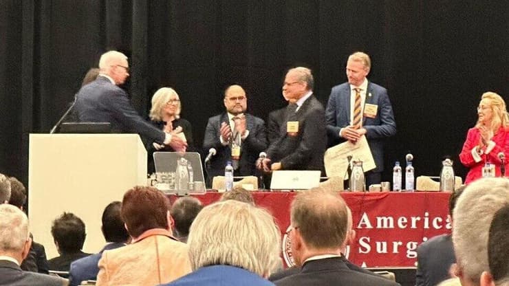 פרופ' יוסף קלאוזנר בעת קבלת הפרס פרופ' יוסף קלאוזנר