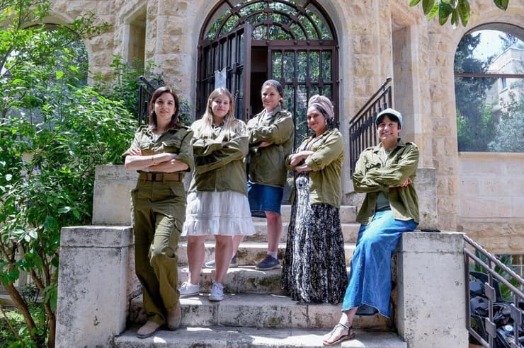 מימין לשמאל: ד"ר פנינה פוגודה, קרן פרלמן, יעל תמרי, מרים קלאהר ועידית דוידוביץ 