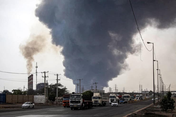 עשן אחרי פיצוץ בנמל שהיד רג'אי ליד בנדר עבאס (צילום: Mohammad Rasole MORADI / IRNA / AFP) איראן עשן אחרי פיצוץ ב נמל שהיד רג'אי ליד בנדר עבאס