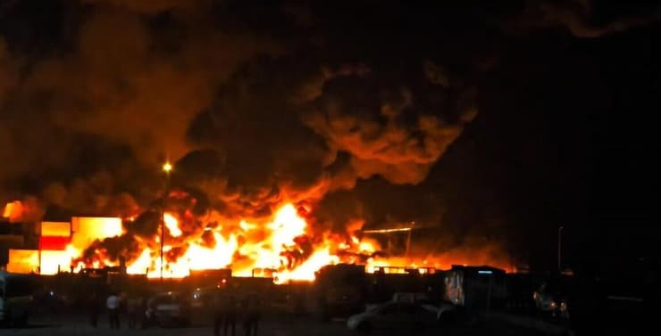 האש שהתקלחה שעות לאחר הפיצוץ בנמל באיראן