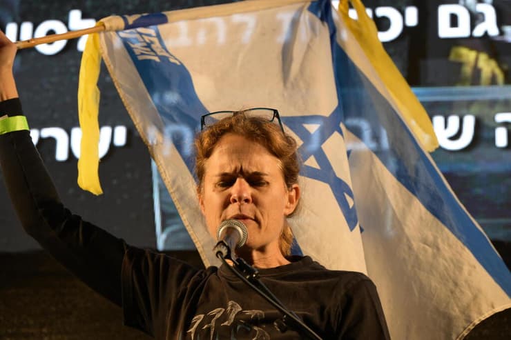 שקמה ברסלר בנאום בכיכר הבימה (צילום: יובל חן) הפגת מחאה בהבימה, ת"א