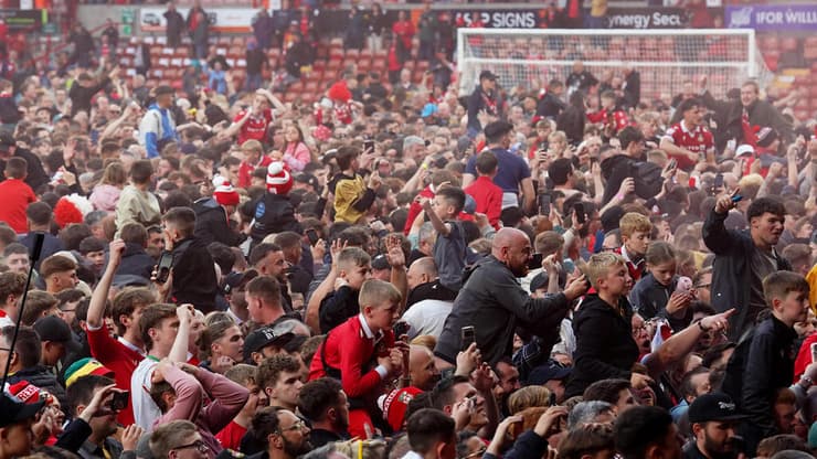 אוהדי רקסהאם פורצים למגרש באושר (צילום: Kya Banasko/Getty Images) אוהדי רקסהאם פורצים למגרש