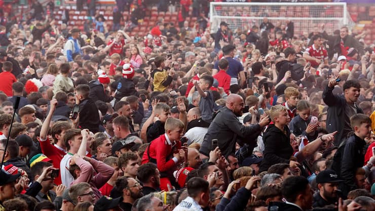 אוהדי רקסהאם פורצים למגרש