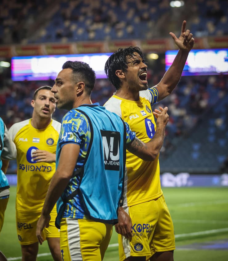 בניגוד למכבי חיפה. מדובר בקבוצת כדורגל מתפקדת. פרץ וזהבי (צילום: עוז מועלם) פרץ וזהבי