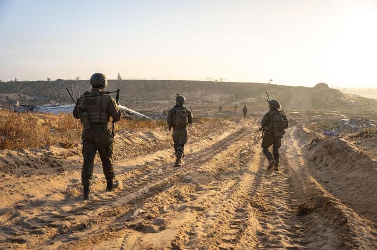 "חמאס מציב תנאים שמשמעותם - אי-עמידה מוחלטת במטרות המלחמה". לוחמי צה"ל ברצועה (צילום: דובר צה"ל) מבצע ׳עוז וחרב׳: שלוש אוגדות מתמרנות, מאות מחבלים חוסלו ויותר מ-1,800 מטרות טרור הותקפו