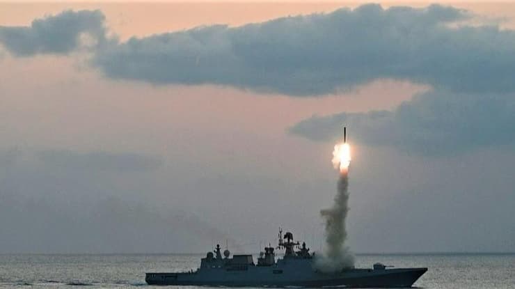 תרגיל שפרסם צבא הודו משיגור טילים טיל באימון של ספינת מלחמה חיל הים ההודי בים הערבי בצל מתיחות מול פקיסטן