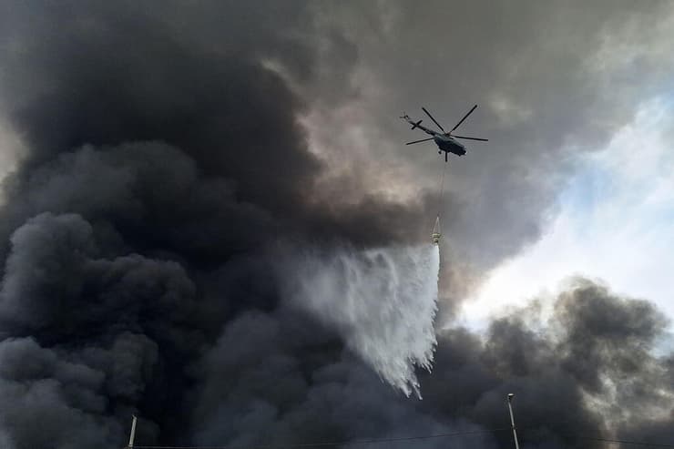 פעולות כיבוי אש שריפה ב נמל שהיד רג'אי ב בנדר עבאס איראן אחרי פיצוץ שם