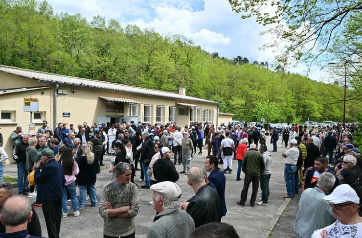 מחוץ ל מסגד שבו נרצח מתפלל ב צרפת