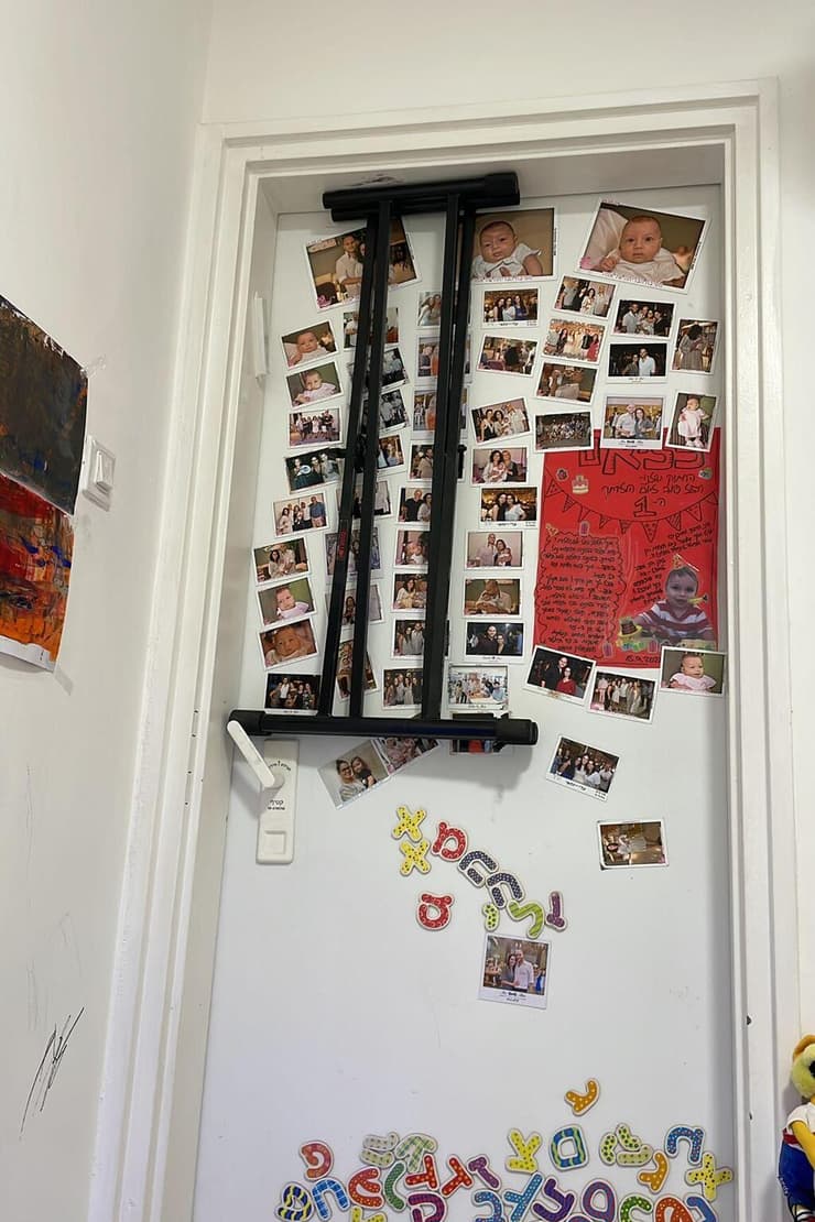 "פירקתי את הרגליים של הפסנתר החשמלי ונעלתי איתן את הדלת של הממ"ד כך שלא יהיה ניתן לפתוח אותה מבחוץ" (צילום: אלבום פרטי) הממ"ד שבו התחבאו בקיבוץ בארי ליהי לוי אינגבר, אלמנתו של ד"ר דניאל לוי לודמיר, וילדיהם אמה וליאם