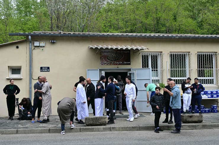 מחוץ ל מסגד שבו נרצח מתפלל ב צרפת