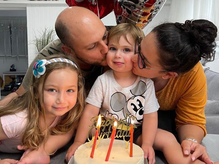 ליהי לוי אינגבר, אלמנתו של ד"ר דניאל לוי לודמיר, וילדיהם אמה וליאם