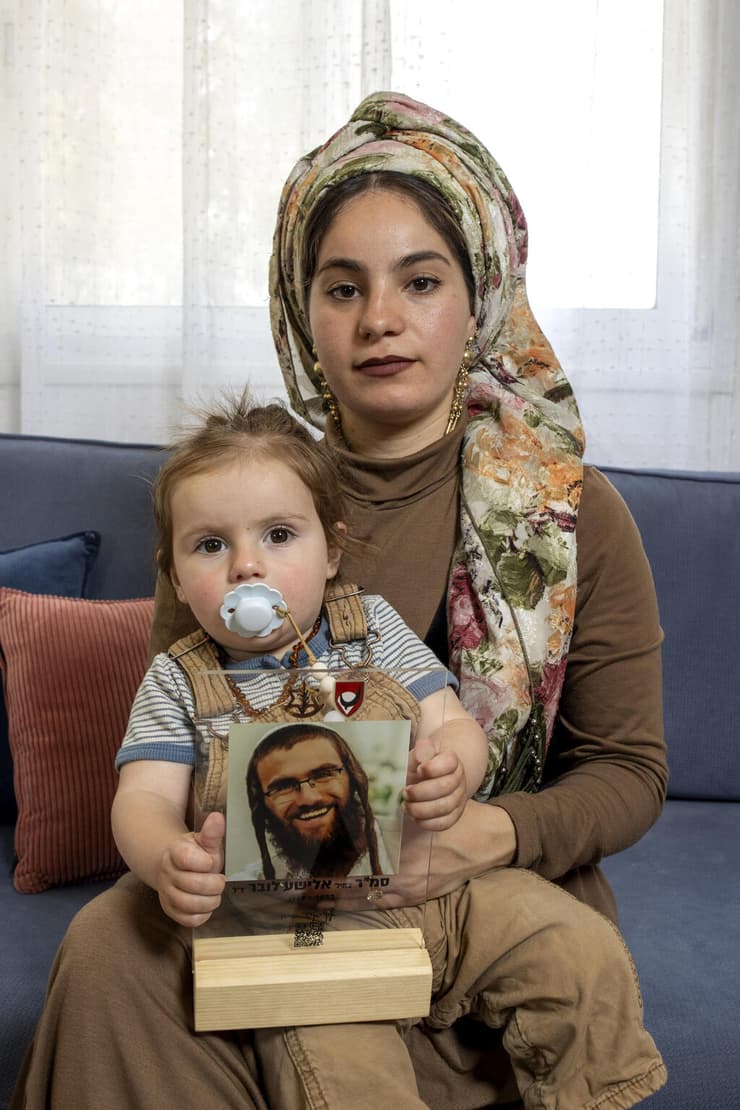 אביה לובר בחודש אפריל עם אמציה ותמונת אביו יהונתן, שנפל במלחמה (צילום: עמית שאבי) אביה לובר עם אמציה ותמונת אביו יהונתן. "מבשרים לי על נפילתו ובתוכי יש חיים"