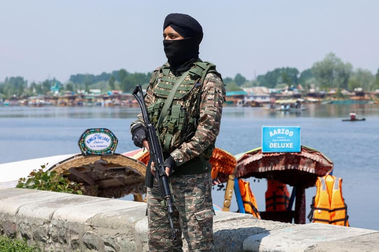 חייל הודי הודו בעיר סרינגאר חבל קשמיר בצל מבצע ללכידת האחראים על ה פיגוע בחבל