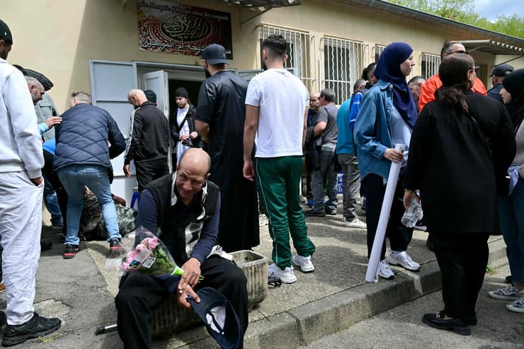 מחוץ ל מסגד שבו נרצח מתפלל ב צרפת