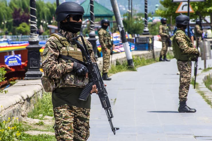 חייל הודי הודו בעיר סרינגאר חבל קשמיר בצל מבצע ללכידת האחראים על ה פיגוע בחבל