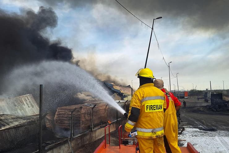 פעולות כיבוי אש שריפה ב נמל שהיד רג'אי ב בנדר עבאס איראן אחרי פיצוץ שם